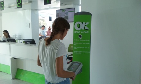 Cliente usando Qmatic Solo en OK Rent a Car