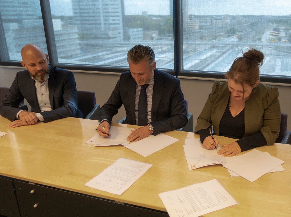 Signature du contrat : Qmatic et la ville d'Utrecht.