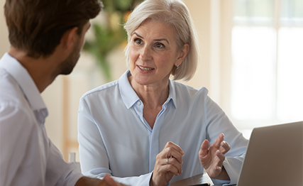 finance-woman-in-retail-bank