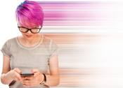 Kvinna med rosa hår som håller i en smarttelefon